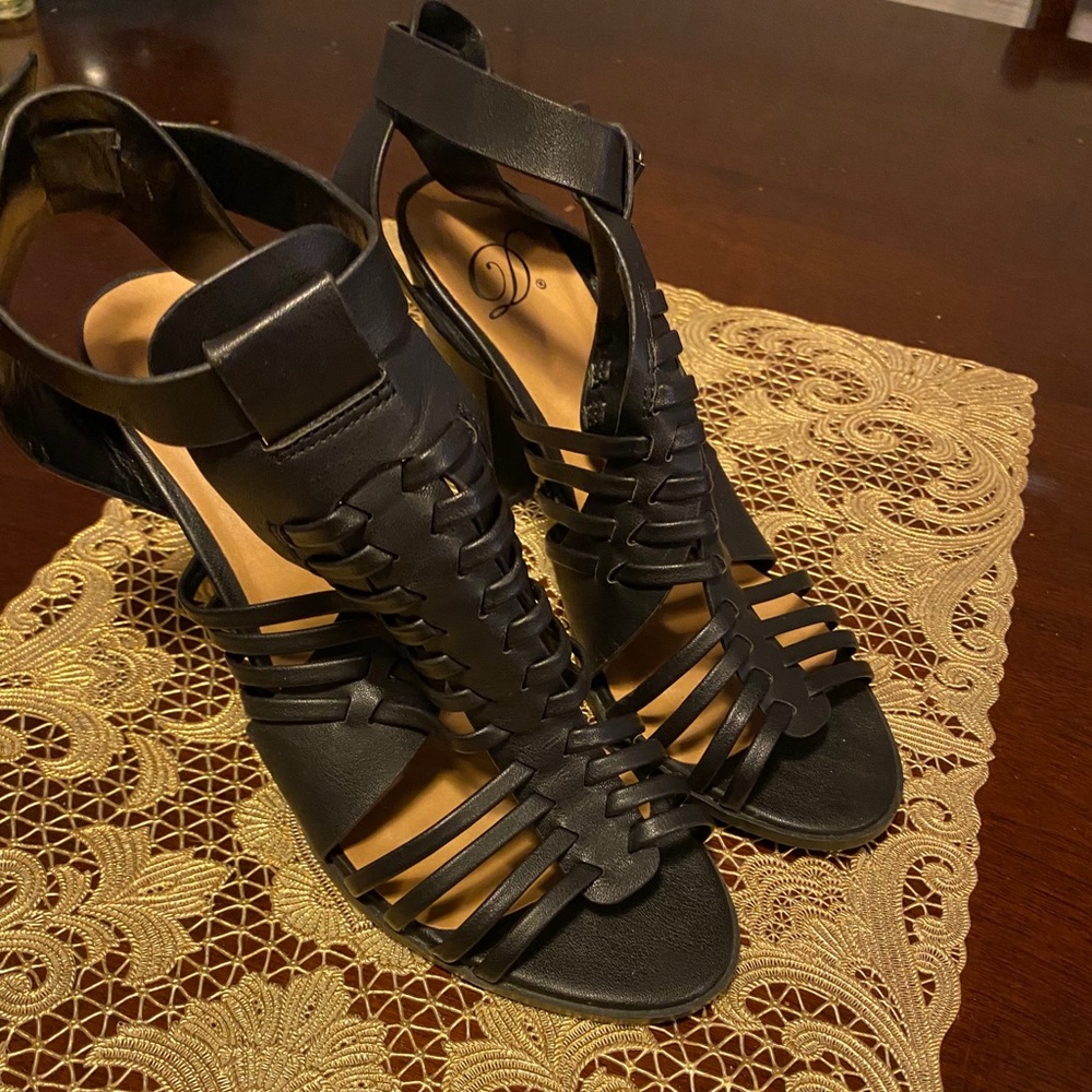 Black straps Detail Heels
